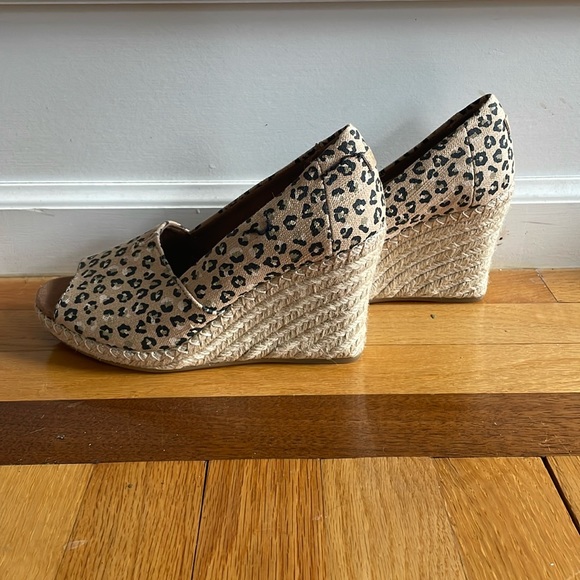 TOMS Cute. Comfortable in true TOMS fashion. Good for city street WALKING! - Picture 6 of 10
